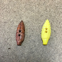 もろこしハーフ&ハーフボタン（バッファローボーン 染め茶と黄色　2個セット） 2枚目の画像