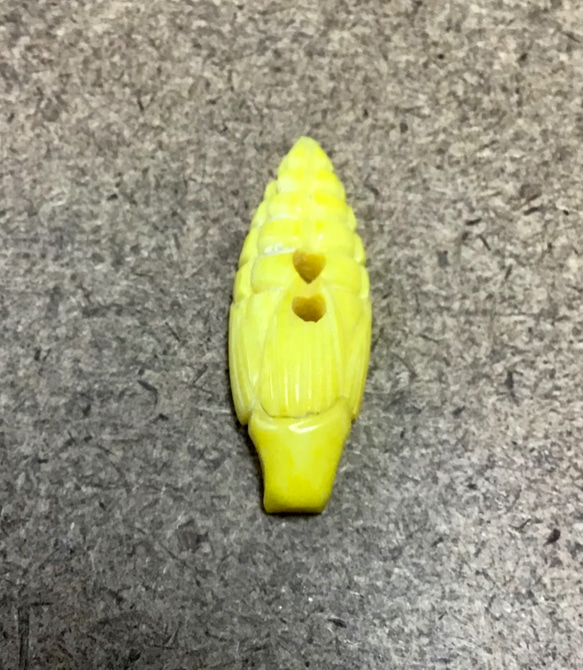 もろこしハーフ&ハーフボタン（バッファローボーン 染め茶と黄色　2個セット） 4枚目の画像