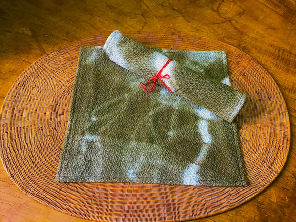 草木染め手織り布で作った花瓶敷き 3枚目の画像