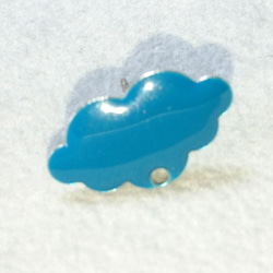 片耳ピアス・ブランコに乗るガラスのLadybird(てんとう虫)・ピーコックグリーンの雲 6枚目の画像