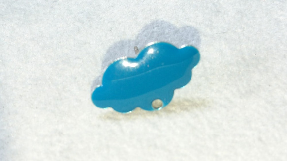 片耳ピアス・ブランコに乗るガラスのLadybird(てんとう虫)・ピーコックグリーンの雲 6枚目の画像