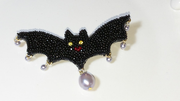 ハロウィン・2way・コウモリの刺繍ブローチ(ネックレス) 1枚目の画像