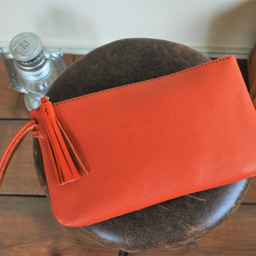 ストラップクラッチバッグ / シュリンクレザー / タッセル  