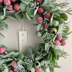 『Creema限定』【送料無料】白い小花とピンク色の木の実のクリスマスリース　アーティフィシャルフラワー　A-227 3枚目の画像