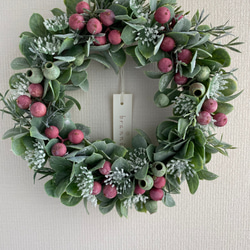 『Creema限定』【送料無料】白い小花とピンク色の木の実のクリスマスリース　アーティフィシャルフラワー　A-227 6枚目の画像