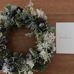 『Creema限定』【送料無料】白い小花と黒い実のクリスマスリース　アーティフィシャルフラワー　A-229 2枚目の画像