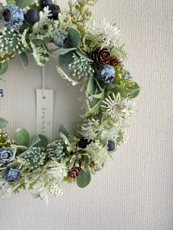 『Creema限定』【送料無料】白い小花と黒い実のクリスマスリース　アーティフィシャルフラワー　A-229 6枚目の画像