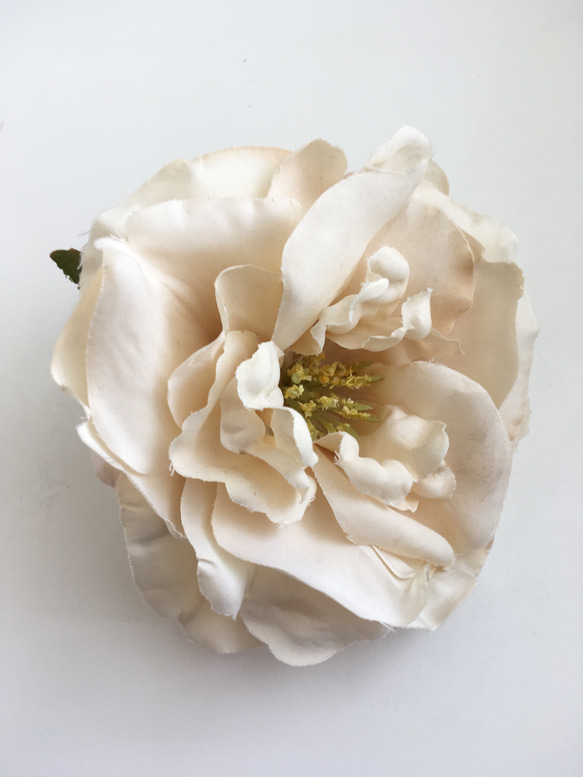【送料無料】薄いベージュの花のコサージュ　A-24 1枚目の画像