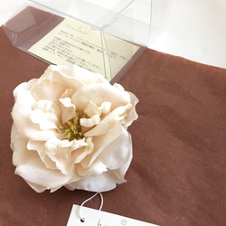 【送料無料】薄いベージュの花のコサージュ　A-24 3枚目の画像