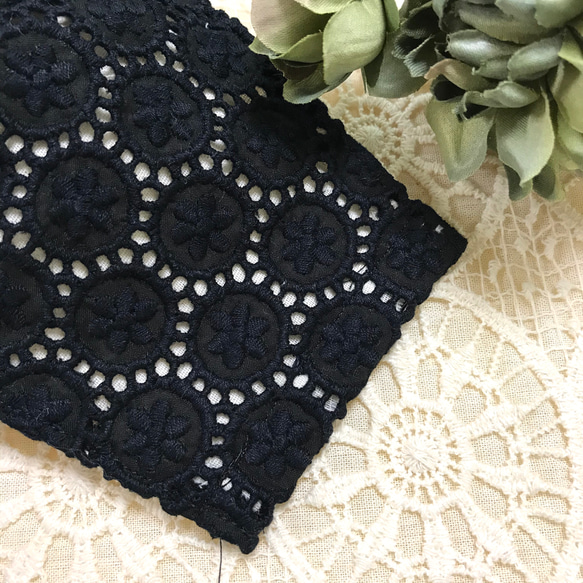 【夏にUV対策】❤︎お洒落❤黒色レース刺繍生地flower circle &オーガニックWガーゼコットン　冠婚葬祭にも 4枚目の画像