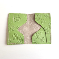 花柄 が かわいい グリーン 小花 本革 レザー カードケース パスケース 2枚目の画像