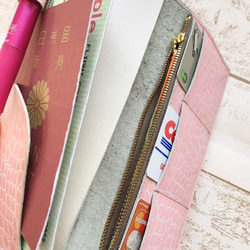 ベビーピンク トラベルホルダー パスポート ケース 本革 クロコ型押し エナメル 3枚目の画像