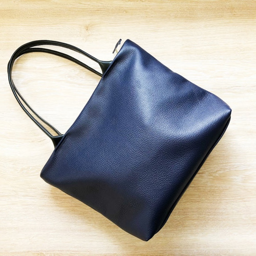 飽きのこない紺色 トートバッグ A4 すっぽり サイズ 本革 シュリンク