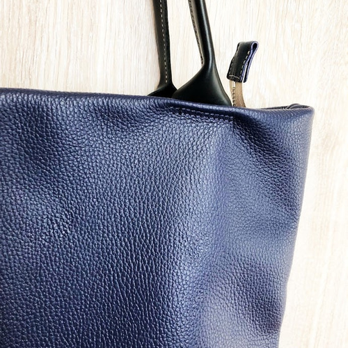 飽きのこない紺色 トートバッグ A4 すっぽり サイズ 本革 シュリンク