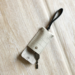 大人革小物 キーケース コードリール付き 本革 クロコ 型押し グレー 1枚目の画像