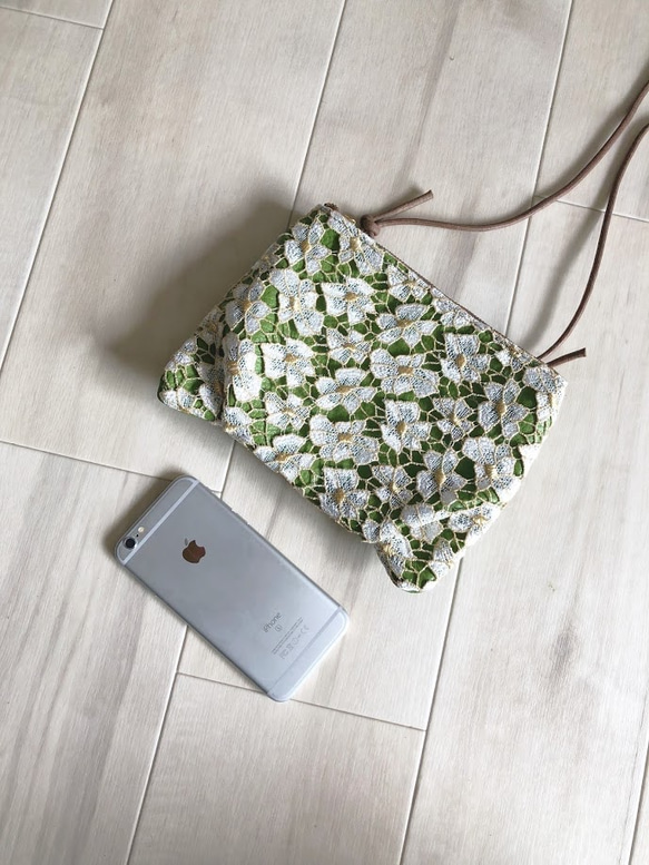 花蕾絲羊角麵包迷你 Sakosh 真皮抹茶綠色和花卉化學花邊智能手機袋 第8張的照片