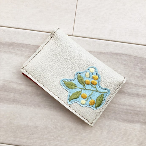革と刺しゅう カードケース 本革 シュリンク クリーム 刺繍 名刺入れ