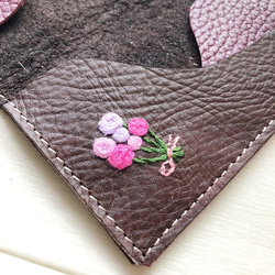 刺繍と革小物 カードケース 本革 レザー 名刺入れ シュリンク ダーク ブラウン 刺しゅう バラの花束 5枚目の画像