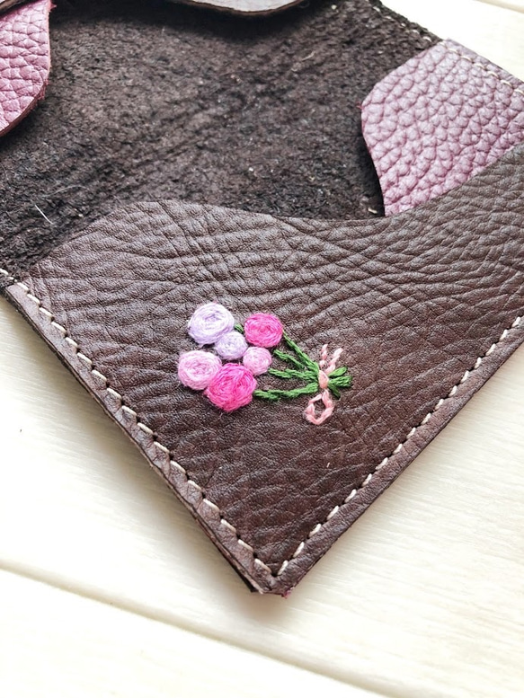 刺繍と革小物 カードケース 本革 レザー 名刺入れ シュリンク ダーク ブラウン 刺しゅう バラの花束 5枚目の画像