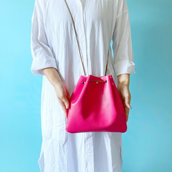 ラージサイズ 巾着バッグ 本革 マゼンタ ピンク 6枚目の画像