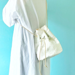 エレガントホワイト 巾着バッグ ファブリック ボタニカル アイボリー & 牛革 ホワイト 3枚目の画像