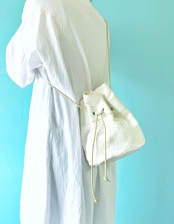 エレガントホワイト 巾着バッグ ファブリック ボタニカル アイボリー & 牛革 ホワイト 3枚目の画像