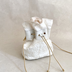 エレガントホワイト 巾着バッグ ファブリック ボタニカル アイボリー & 牛革 ホワイト 2枚目の画像
