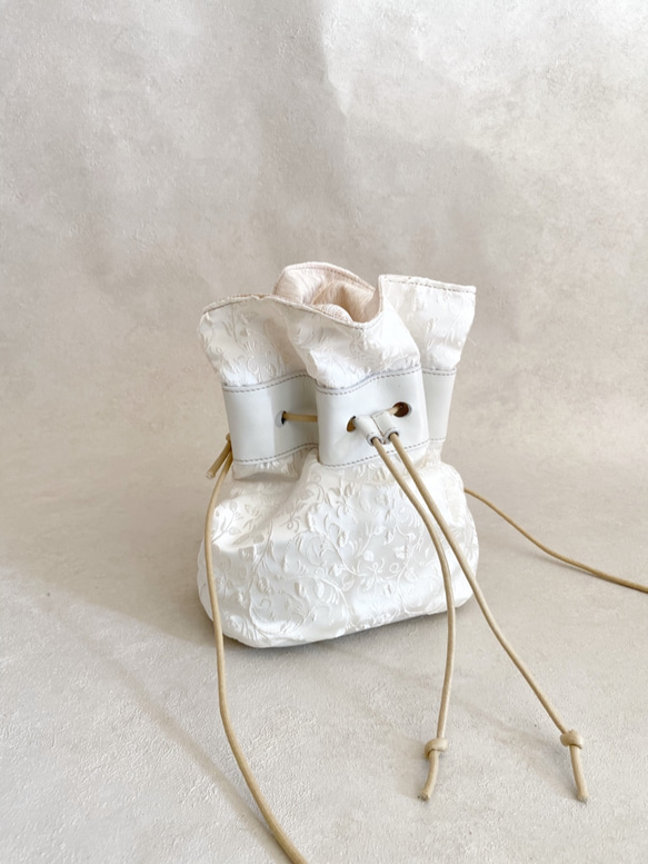 エレガントホワイト 巾着バッグ ファブリック ボタニカル アイボリー & 牛革 ホワイト 2枚目の画像