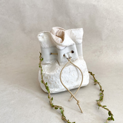 エレガントホワイト 巾着バッグ ファブリック ボタニカル アイボリー & 牛革 ホワイト 4枚目の画像