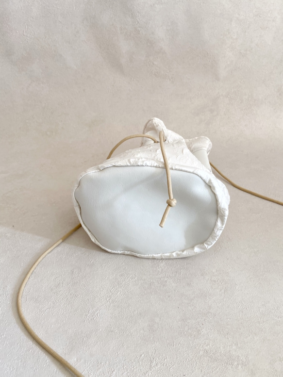 エレガントホワイト 巾着バッグ ファブリック ボタニカル アイボリー & 牛革 ホワイト 5枚目の画像