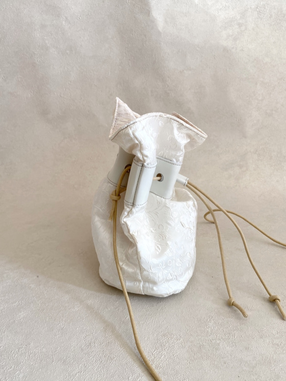 エレガントホワイト 巾着バッグ ファブリック ボタニカル アイボリー & 牛革 ホワイト 6枚目の画像