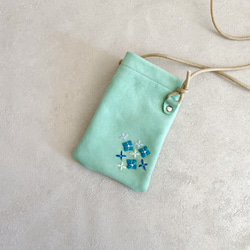 くすみ色レザーと刺繍 紫陽花  スマホ ポシェット ちょっとだけ 本革 くすみ グリーン  スマホポーチ 4枚目の画像