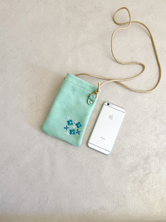 くすみ色レザーと刺繍 紫陽花  スマホ ポシェット ちょっとだけ 本革 くすみ グリーン  スマホポーチ 5枚目の画像