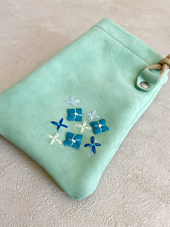 くすみ色レザーと刺繍 紫陽花  スマホ ポシェット ちょっとだけ 本革 くすみ グリーン  スマホポーチ 6枚目の画像