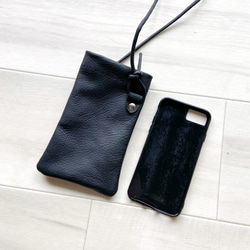 SE（第2世代）にジャストサイズ iPhone ポシェット ミニ 本革 墨黒ブラック  スマホポーチ 4枚目の画像