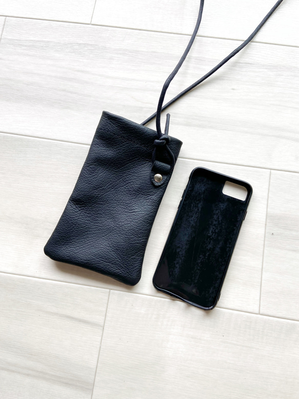 SE（第2世代）にジャストサイズ iPhone ポシェット ミニ 本革 墨黒ブラック  スマホポーチ 4枚目の画像