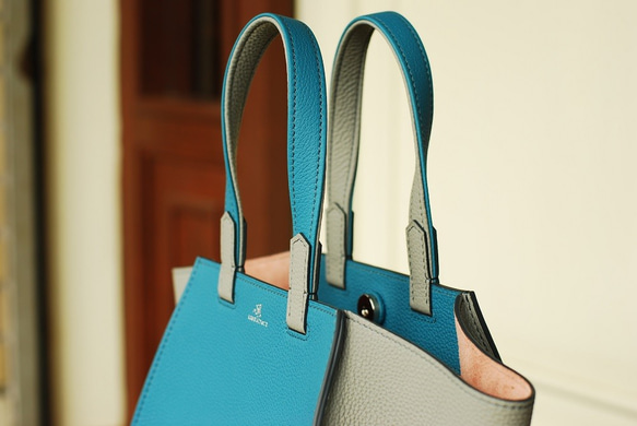 レザーハンドバッグ『スカーレット』Ｌサイズ　ドイツシュリンク：ジンブルー色×グレー色 2枚目の画像