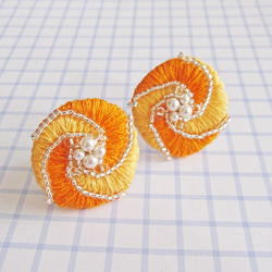 ローズの刺繍イヤリング(マンダリンオレンジ＋シルバー) 2枚目の画像