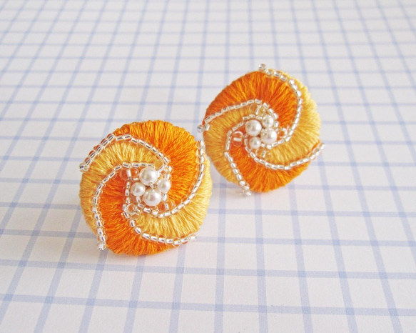 ローズの刺繍イヤリング(マンダリンオレンジ＋シルバー) 2枚目の画像