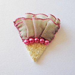 ケイトウの刺繍ブローチ(スプラウトグリーン＋ピンク) 2枚目の画像