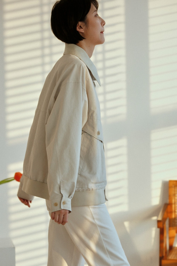 芝麻白色 寬松經典拼皮翻領夾克 廓形Oversize光澤質感棒球外套 第5張的照片