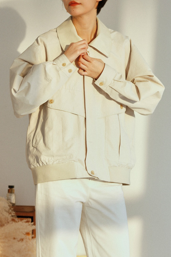 芝麻白色 寬松經典拼皮翻領夾克 廓形Oversize光澤質感棒球外套 第8張的照片