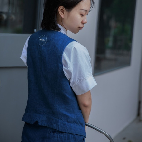 帥氣修身 | 純亞麻藍染小燕尾馬雨露麻素面無袖馬甲 天然植物染 Namsan Indigo草木染 第6張的照片