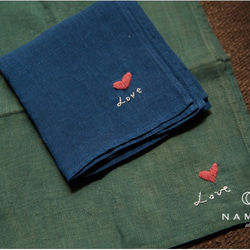 LOVE |インディゴスモーキーグリーンピュアハンドメイドラブ刺繍ブルー染め小さなスクエアスカーフ天然植物染めハンカチスカーフ「 9枚目の画像