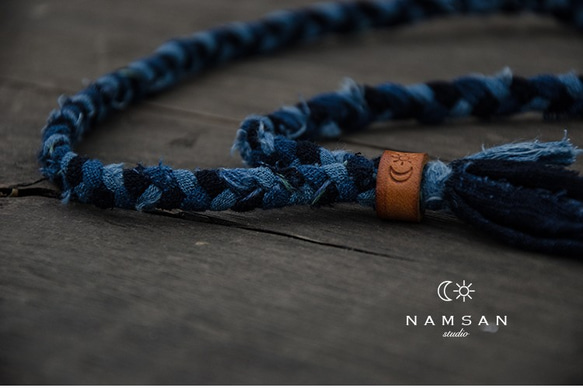 阿美咔嘰 | 純手作編織藍染編繩項鏈含皮釦 藍色複古佛繫手作項墜「NAMSAN INDIGO」草木染 第6張的照片