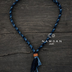 阿美咔嘰 | 純手作編織藍染編繩項鏈含皮釦 藍色複古佛繫手作項墜「NAMSAN INDIGO」草木染 第9張的照片