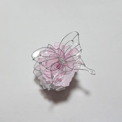 透明な蝶と薄ピンクの薔薇のポニーフック 1枚目の画像