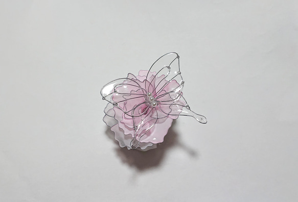透明な蝶と薄ピンクの薔薇のポニーフック 1枚目の画像