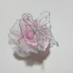 透明な蝶と薄ピンクの薔薇のポニーフック 2枚目の画像