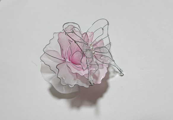 透明な蝶と薄ピンクの薔薇のポニーフック 2枚目の画像